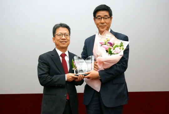 정지원 한국거래소 이사장(왼쪽)과 안랩 권치중 대표가 서울 여의도동 한국거래소에서 열린 '2017년 ESG 우수기업 시장식'에서 기념 사진을 촬영하고 있다. 안랩 제공